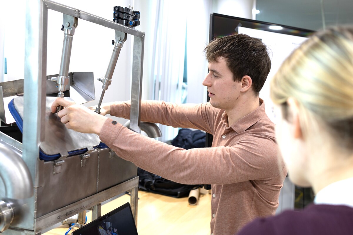 Engineering student werkt aan een machine