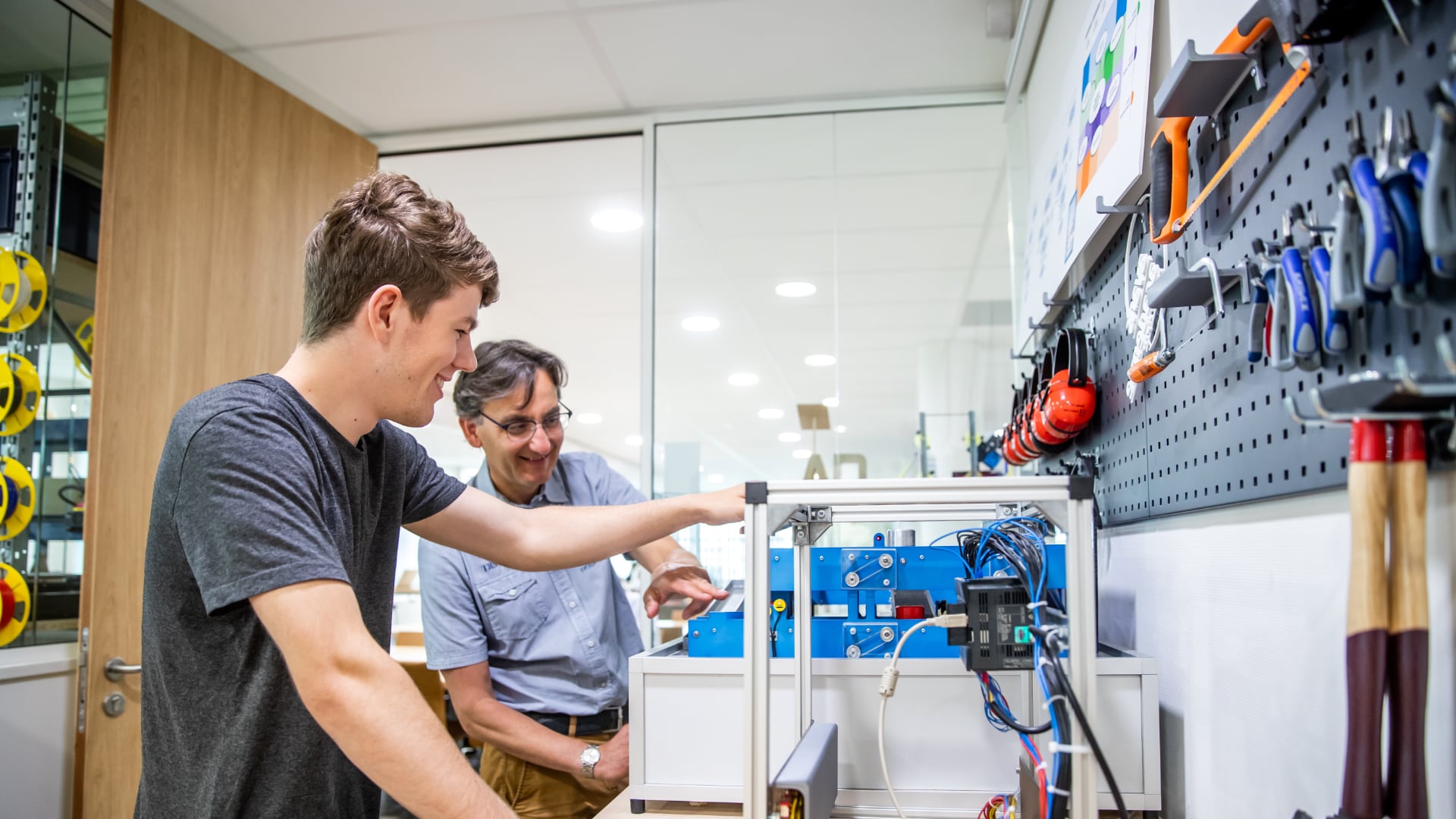 Student en docent werken met een machine