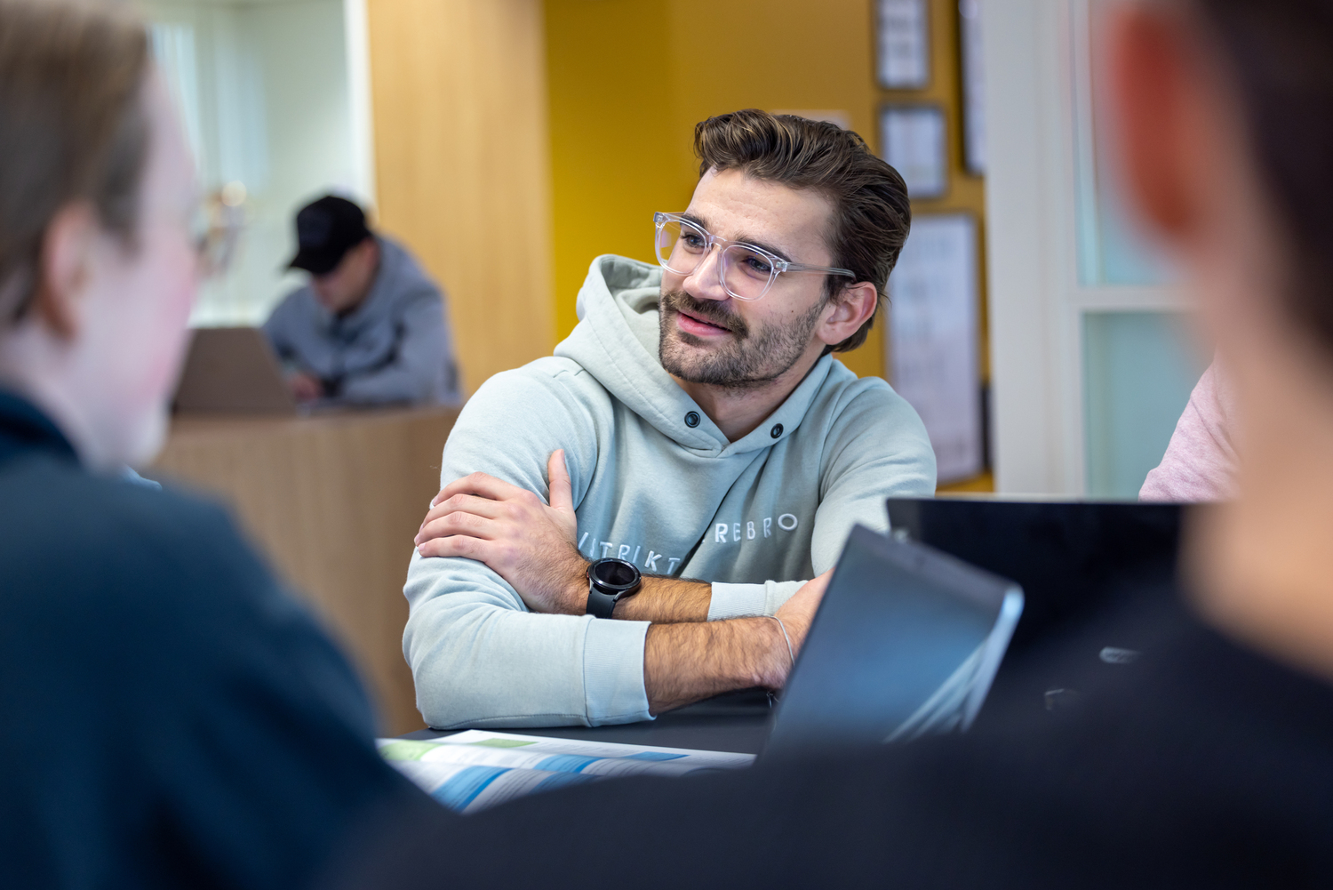 finance student kijkt weg van zijn laptopscherm